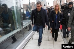 Марк Фюкарейл, выживший при теракте в Бостоне (слева), покидает здание суда, где рассматривается дело Джохара Царнаева. Бостон, 4 марта 2015 года.