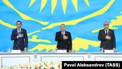 (Cлева направо) Первый заместитель председателя партии "Нур Отан" Маулен Ашимбаев, президент Казахстана Нурсултан Назарбаев и председатель Сената парламента Казахстана Касым-Жомарт Токаев на съезде партии "Нур Отан", 27 февраля 2019 года