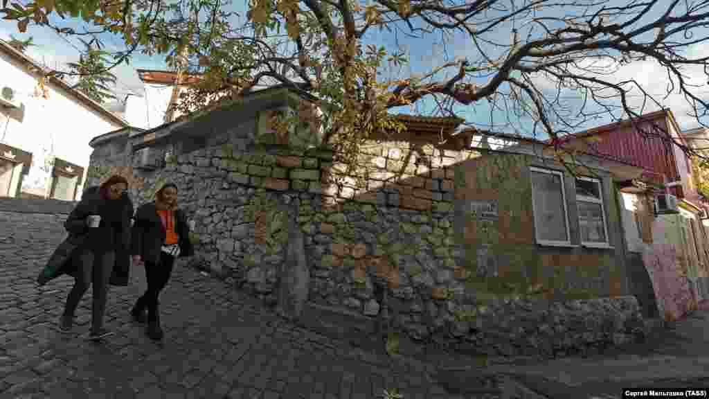 Що літній, що &laquo;оксамитовий&raquo; сезон уже далеко позаду, тому з розваг курортного Гурзуфа зараз доступні прогулянки вузькими вуличками селища з друзями...