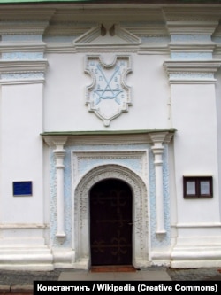 Після однієї з реставрацій стріли на гербі стали блакитними, а тло білим