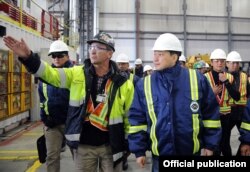 Сапар Исаков (оңдо) 9-сентябрда Кумтөргө барган.