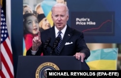 За кілька днів до саміту G7 президент США Джо Байден виступав у Білому домі на тлі зображення прапора України. Вашингтон, 22 червня 2022 року