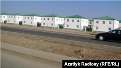 Metbugatda Tejende gurlan täze jaýlar görkezilýär, köne köçeler görkezilmeýär.