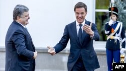 Президент України Петро Порошенко (л) і Марк Рютте (с), архівне фото