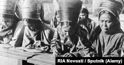 1928-nji ýyl. Okamagy, ýazmagy öwrenýän türkmen zenanlary. Arhiw suraty