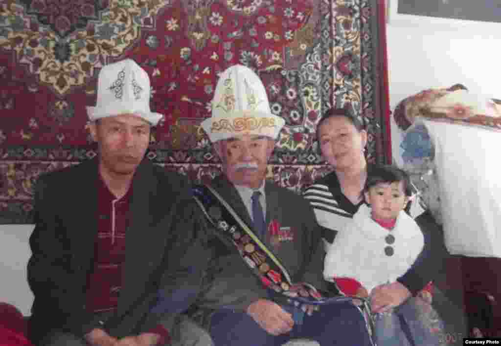 Учурда кичүү баласы Болотбек Андабековдун ата-энеси жашаган үйдү музейге айлантуу планы бар.