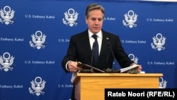 انتونی بلنکن وزیرخارجهٔ امریکا در یک نشست خبری در سفارت این کشور در کابل.
