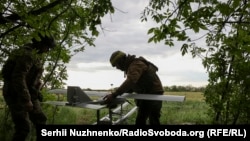 Украінскі баец з дронам каля гораду Купянску Харкаўскай вобласьці. Травень 2025 году