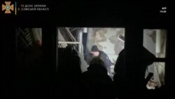 Սումիի շրջանում հրետակոծված բնակելի թաղամասի ավերակներից փրկարարները դուրս են բերում տուժածներին