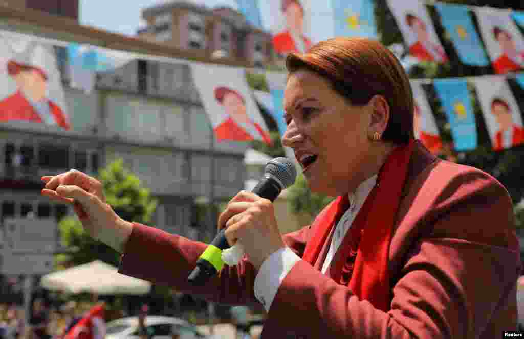 Мераль Акшенер выступает во время предвыборного митинга в Стамбуле. &nbsp;