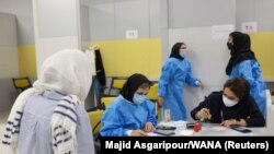 Բուժանձնակազմն աշխատում է պատվաստումների կենտրոնում, արխիվ