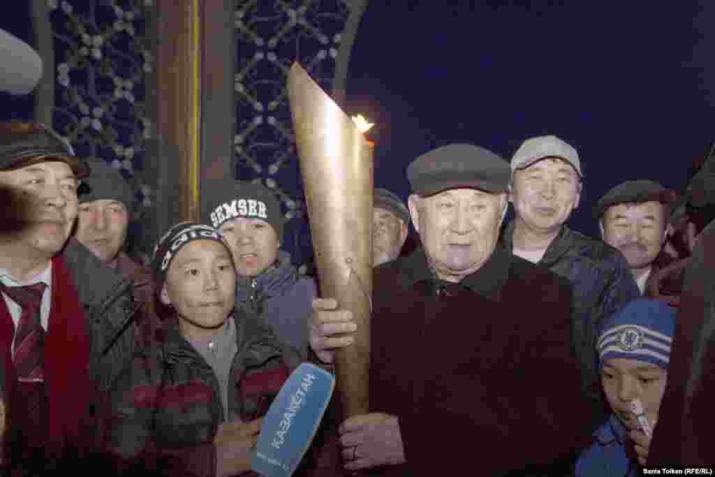 &laquo;Огонь единства&raquo; зажег Амин Туяков, известный казахстанский бегун, многократный чемпион СССР по легкой атлетике. 13 марта 2015 года.