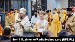 Вселенський патріарх Варфоломій (посередині) і предстоятель ПЦУ, митрополит Київський і всієї України Епіфаній (ліворуч) на території Софійського собору, де вони провели соборну літургію. Київ, 22 серпня 2021 року