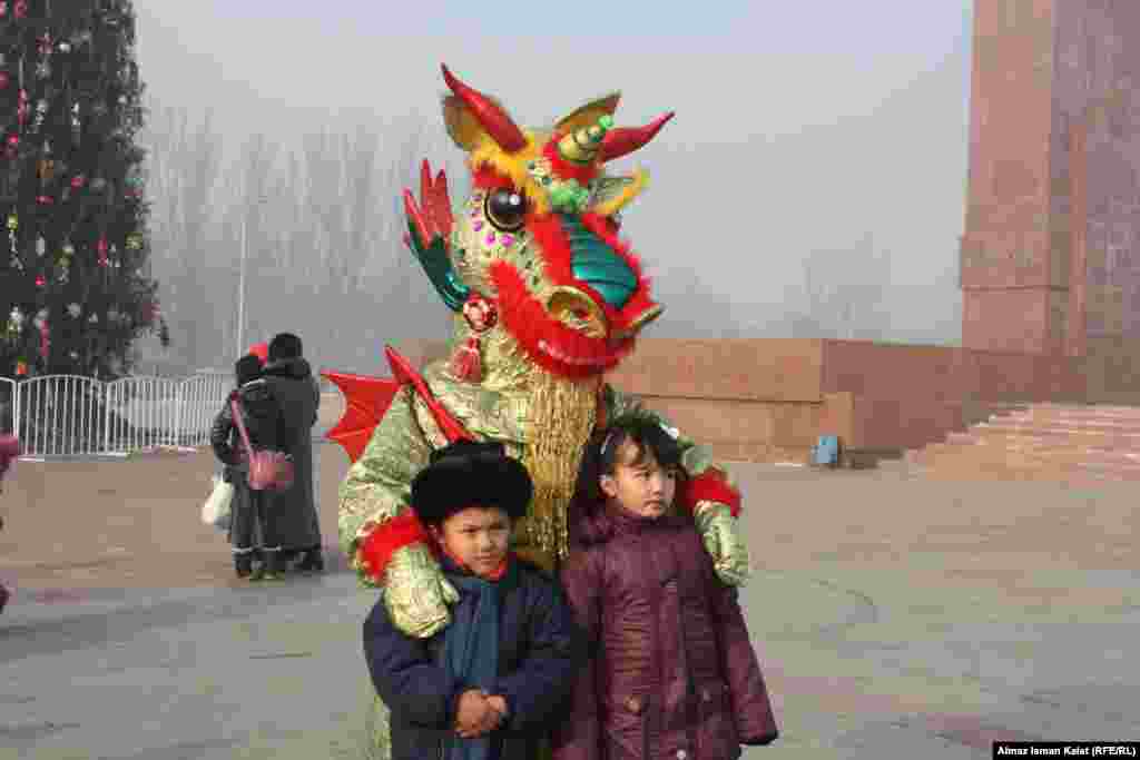 Новогоднее фото на память с Драконом. 