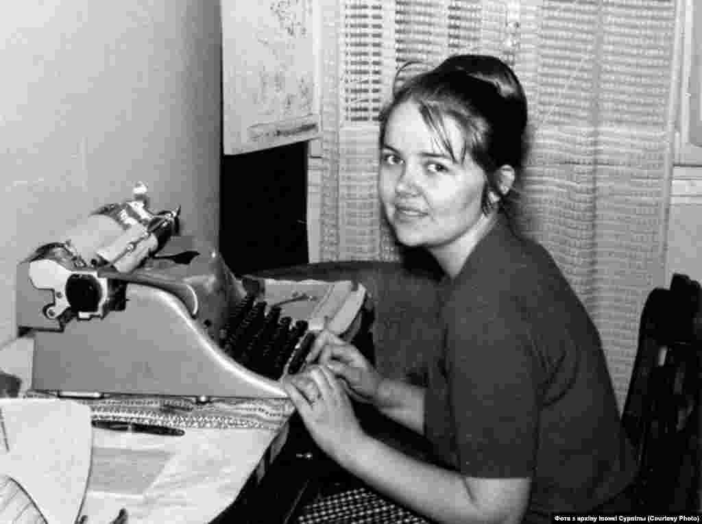 Беларускія праграмы на Гішпанскім радыё Івонка і Янка Сурвілы рыхтавалі ў чатыры рукі, Мадрыд, 1964 г.