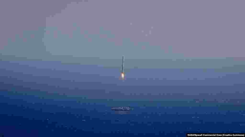 Якщо ракета &laquo;Crew Dragon&raquo; досягне орбіти 27 травня, ракета-носій &laquo;Falcon&raquo; (зображена тут за кілька хвилин до падіння в 2015 році) відокремиться, розгорнеться, а потім різко поверне в бік безпілотника в Атлантичному океані, щоб приземлитися на нього в клубі диму
