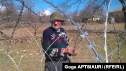 Обустройство границы вызвало массу жалоб местного населения по обе стороны границы. То грузины жаловались, что у них огороды остались на осетинской территории, то осетины, у которых в зоне отчуждения остались домовладения и приусадебные хозяйства