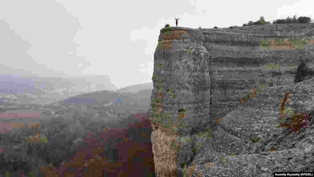 Гора Крокодил здіймається над Бельбецькою долиною, вона отримала свою назву за те, що нагадує рептилію біля води. Кожен охочий (звичайно ж, з дотриманням правил безпеки) може пройтися по всіх частинах &laquo;тіла&raquo; рептилії: голові, спині, хвосту і задній правій лапі