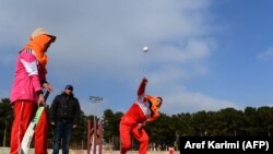 آرشیف، شماری از دختران حین بازی کریکت در ولایت هرات