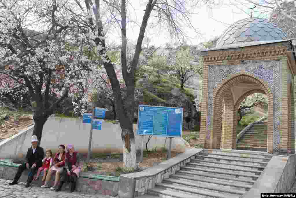 Один из главных входов на гору