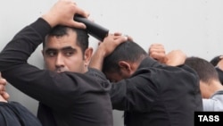 Рейд учурунда кармалган мигранттар. 30-июль, 2013-жыл. Москва. 