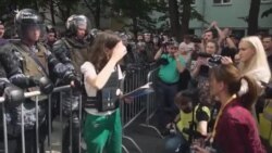 Російській тінейджерці, яка читала Конституцію для ОМОНівців, загрожує в’язниця (відео)