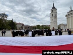 Чорныя і белыя кашулі на акцыі салідарнасьці зь беларускімі палітвязьнямі ў Вільні. 18 траўня 2025