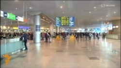 Сем'і ахвяраў авіякатастрофы чакаюць навінаў у аэрапорце Санкт-Пецярбурга ВІДЭА