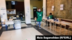 Грузиядагы шайлоо тилкелеринин бири 2-айлампадагы добуш берүү маалында. 2020-жылдын 1-ноябры.
