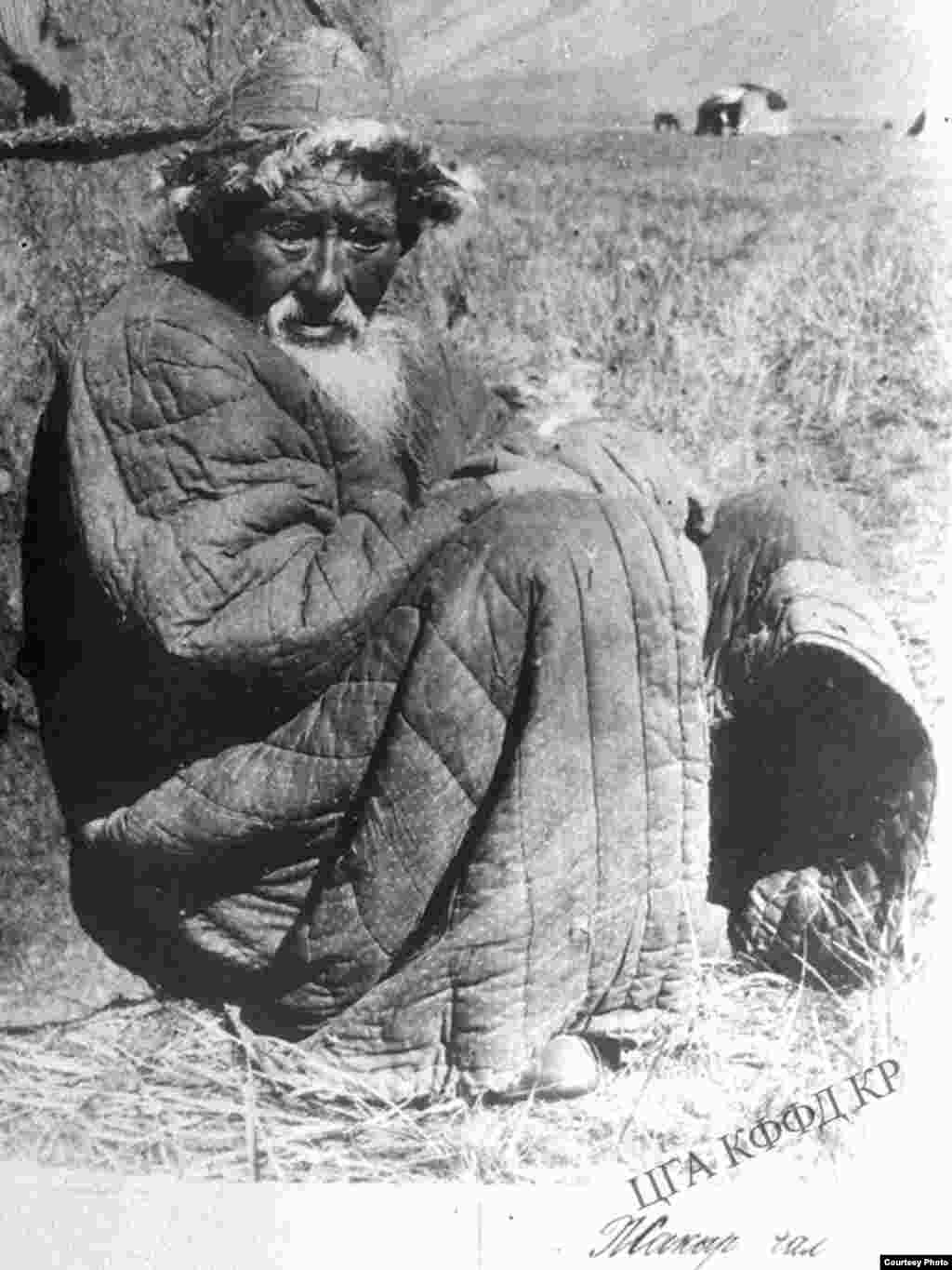 Кедей жашаган кыргыз боз үйдүн жанында отурат.&nbsp;