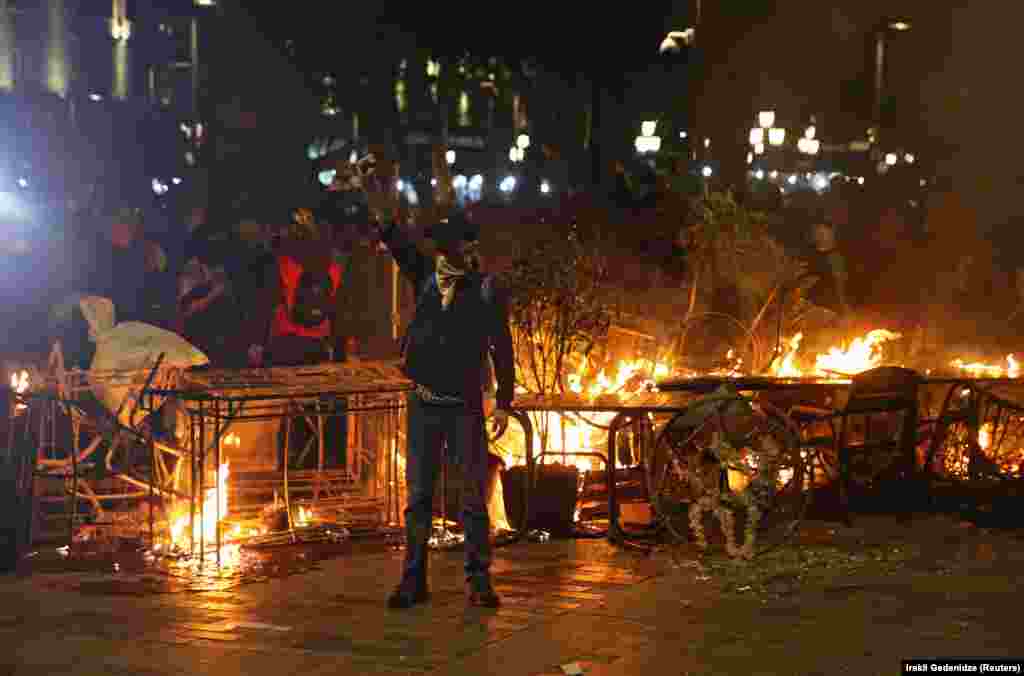 Мітингар на тлі палаючих барикад у Тбілісі