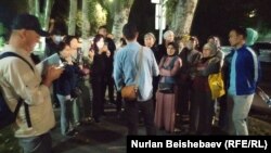 Ички иштер министрлигинин имаратынын жанына чогулган Орозайым Нарматованын тарапташтары.