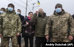 Верховний представник Євросоюзу із закордонних справ Жозеп Боррель під час відвідин блокпосту в селищі Станиця Луганська Луганської області, 5 січня 2022 року
