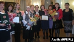 Мәскәүнең 1186нчы санлы мәктәбе укытучылары бүләкләүдән соң