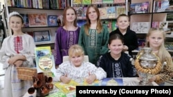 Удзельнікі праекту ў падтрымку беларускай кнігі «Да роднай мовы крок зрабі». Фота раённага выданьня «Астравецкая праўда»