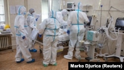 Բուժաշխատողներն օգնություն են ցուցաբերում կորոնավիրուսով վարակվածին, արխիվ