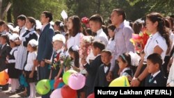 Первый звонок в школе в Талгарском районе под Алматы. Иллюстративное фото