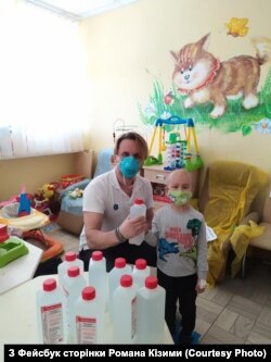 Роман Кізима з маленьким пацієнтом