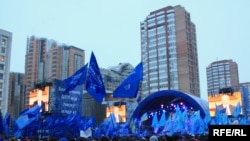 Украина – Сторонники лидера Партии Регионов Виктора Януковича собираются перед зданием Центральной избирательной комиссии в Киеве, 8 февраля 2010 г. 