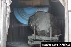 Гранітны валун расьпілуюць на некалькі помнікаў