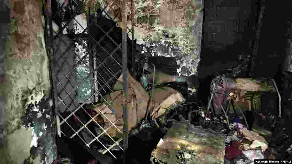 Бул жолу жайма базарда, арабада сатылчу кийимдер сакталган кампаны да өрт чалды. Соодагерлер бул жерде ар бири 60-80 миң сомдук товары менен 14 араба өрттөлгөнүн айтып жатышат.&nbsp;