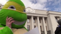 «Хочу бути аудитором НАБУ» – «панда» під Верховною Радою (відео)