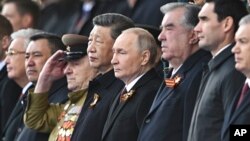 Со второго справа: президент Туркменистана Сердар Бердымухамедов, президент Таджикистана Эмомали Рахмон, президент России Владимир Путин и председатель КНР Си Цзиньпин наблюдают за военным парадом в Москве, 9 мая 2025 года