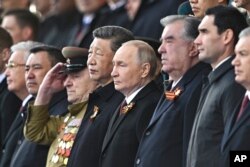 Путин, Си Цзиньпин және Орталық Азия елдерінің басшылары парадта тұр. Мәскеу. 9 мамыр 2025 жыл.