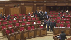 Հրմշտոց, փոխադարձ կոշտ մեղադրանքներ Ազգային ժողովում