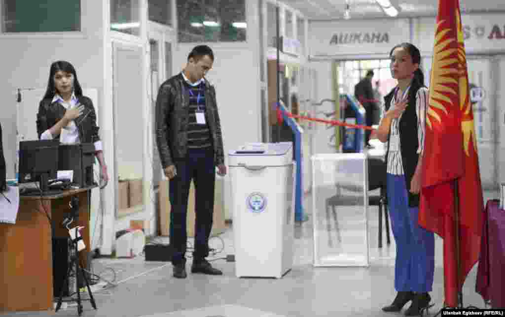 Ички иштер министрлиги шайлоого карата 12-октябрдан тарта күчөтүлгөн тартипте иштеп жатат. Министрликтин маалымат кызматынын өкүлү Эрнис Осмонбаев добуш берүү күнү 10 миңден ашуун милиция кызматкери жана 12 миңден ашуун ыктыярдуу элдик кошуун коомдук тартипти камсыздай турганын кабарлады.