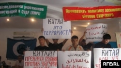 Уйгурская диаспора в Кыргызстане организовала пикет в поддержку своих собратьев в Урумчи. 10 августа 2009 г., г. Бишкек.