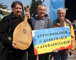 Під час акції біля Верховної Ради України, Київ, 25 квітня 2019 року. Цього дня депутати ухвалили закон про українську мову. На фото зліва направо: Тарас Компаніченко, Олександр Мельник і Тарас Марусик