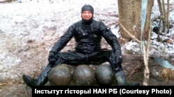 Дайвэр Андрэй Ліхачоў каля знойдзеных мартырных бомбаў