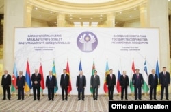 Неотретушированная фотография с той же встречи, которая была опубликована на сайте пресс-службы президента Таджикистана